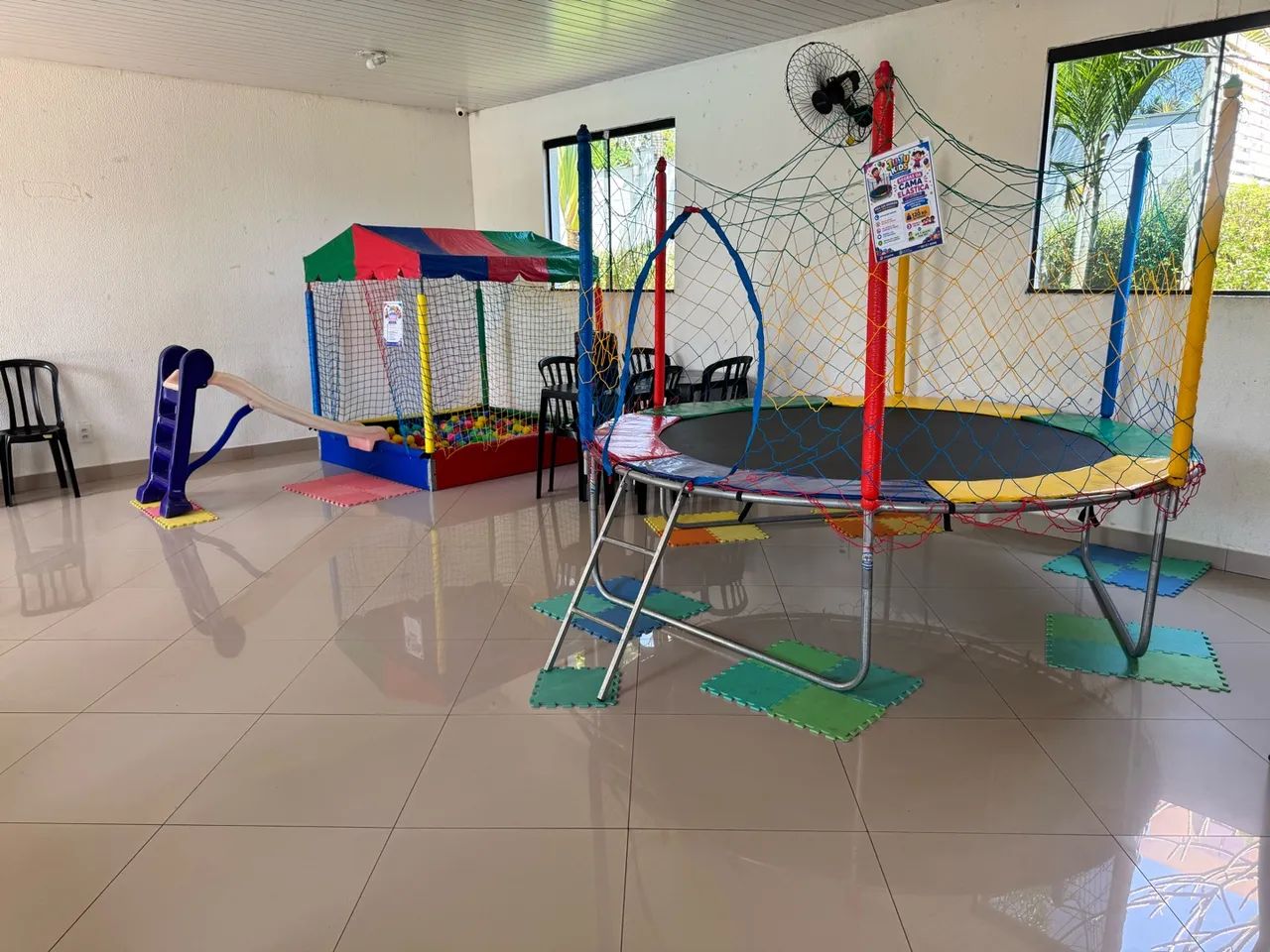 Locação de brinquedos decorações mesas e cadeiras  - Foto 2