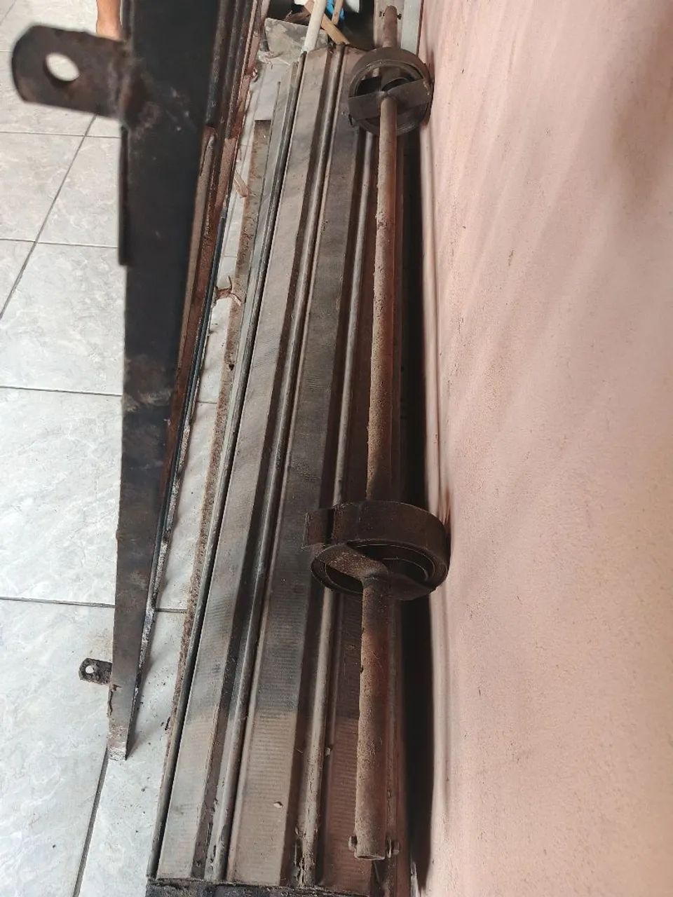 Vende-se 2 folha de grade , 1 porta de rolar completa as médias nas imagens ! Não entrego 