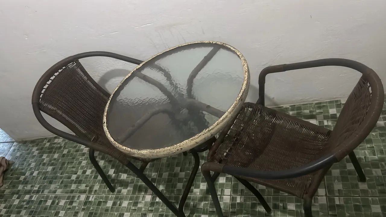 Conjunto de mesa de vidro com 2 cadeiras  