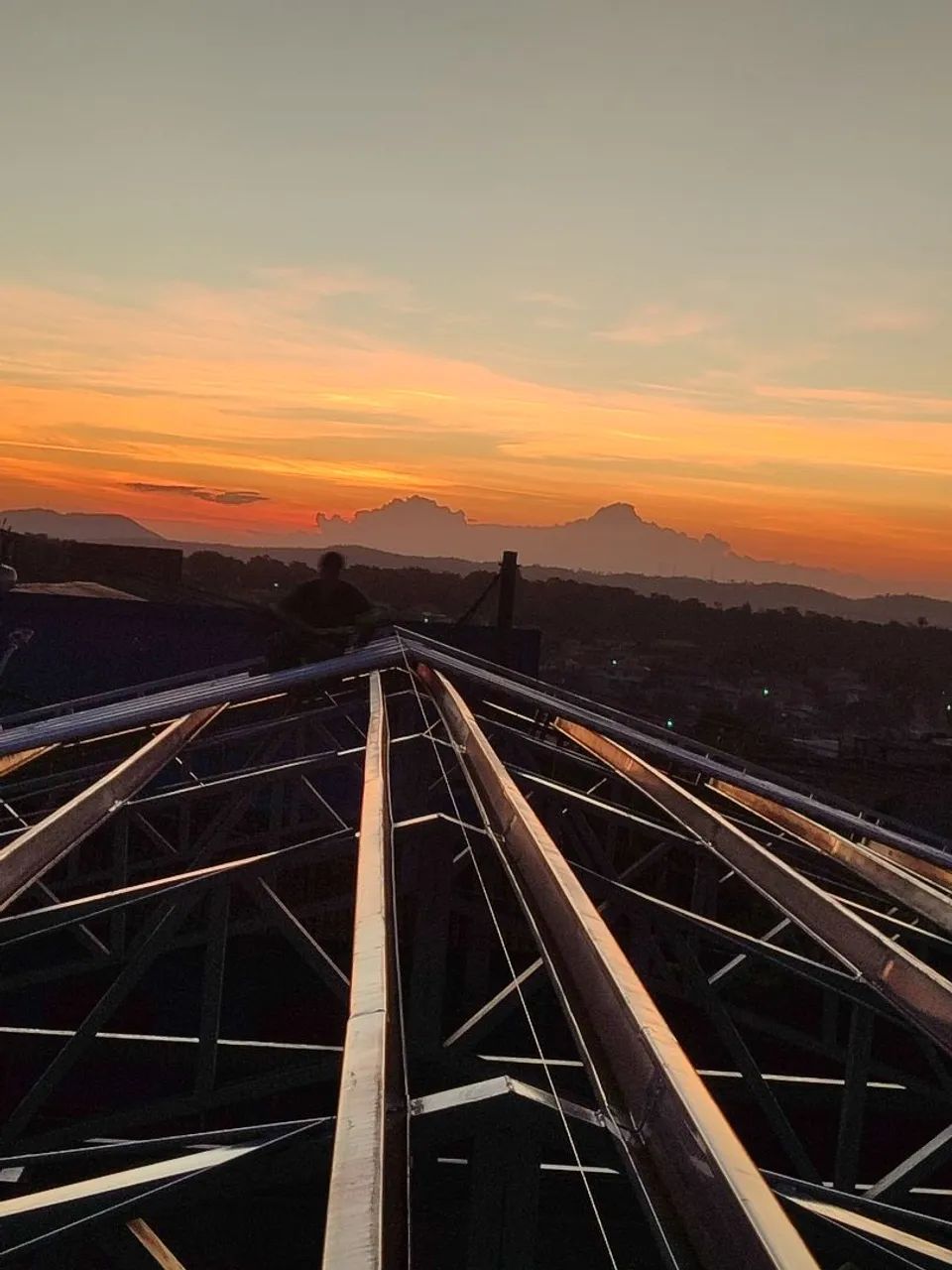 Precisa-se de serralheiro e ajudante  - Foto 4