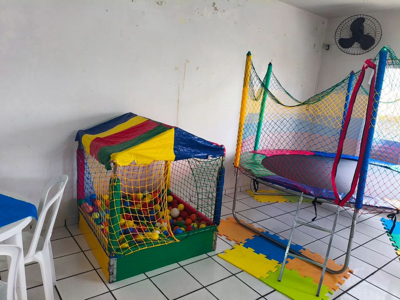 Aluguel de brinquedos, cama elástica e piscina de pebolim. - Foto 2