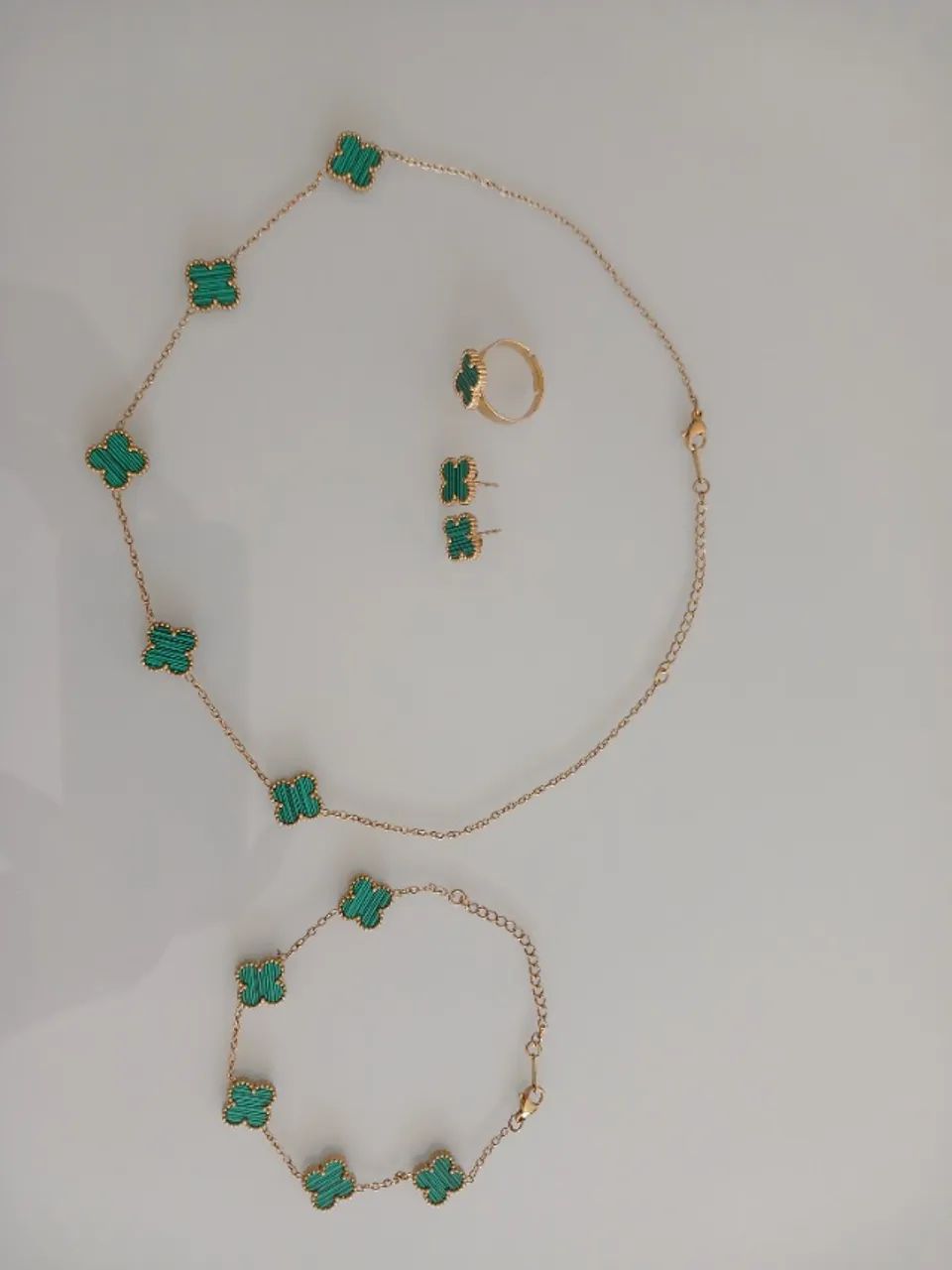 Kit Pingente 2 Brincos Anel + Pulseira Dourado Com Pedras Verdes - Foto 2