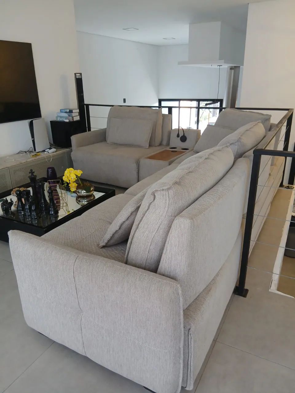 Sofá luxo modulado linho bege com módulo luz leitura e carregamento USB e indução  - Foto 3