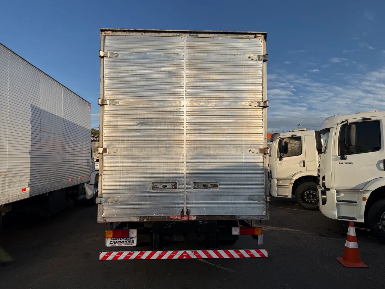Mb accelo 915 2009 baú chapeado 6.20 raridade  - Foto 12