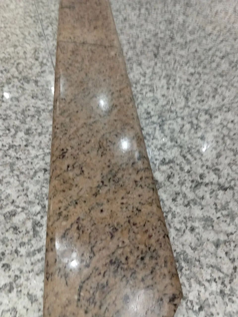 Bancada Balcão de granito muito bonita só quero 200 reais medida 200x25  muito bonita - Foto 2