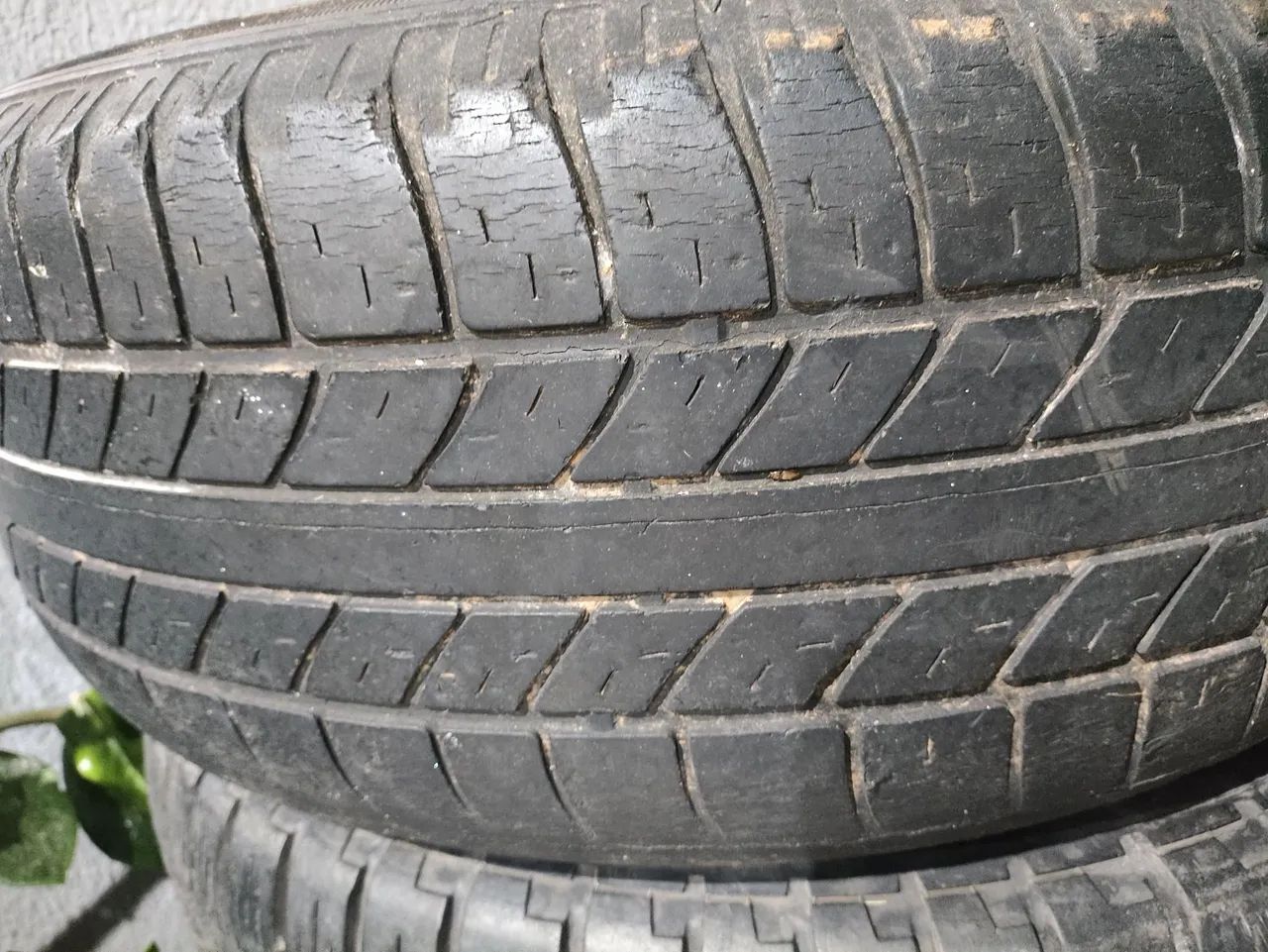 Pneus 245/65- aro 17 sendo 1 Goodyear e 3 Pirelli  - Foto 2