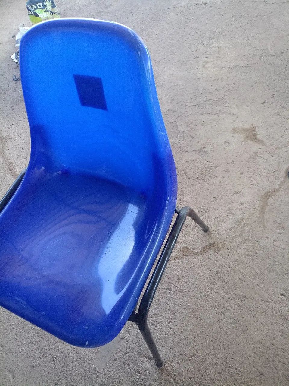 Cadeiras de plástico com estrutura de ferro. - Foto 3