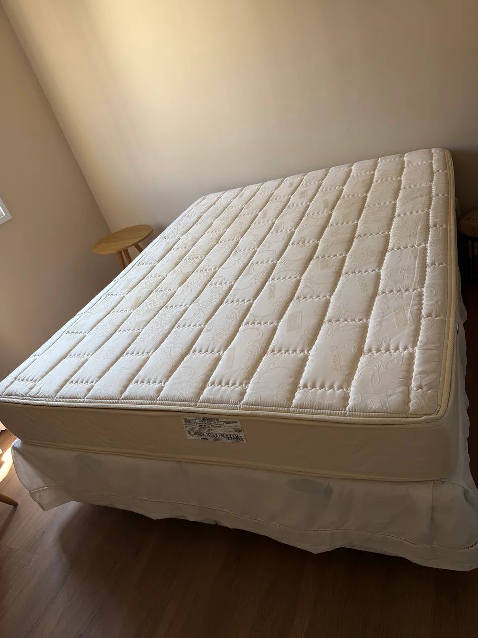 Vendo Box Baú + colchão queen