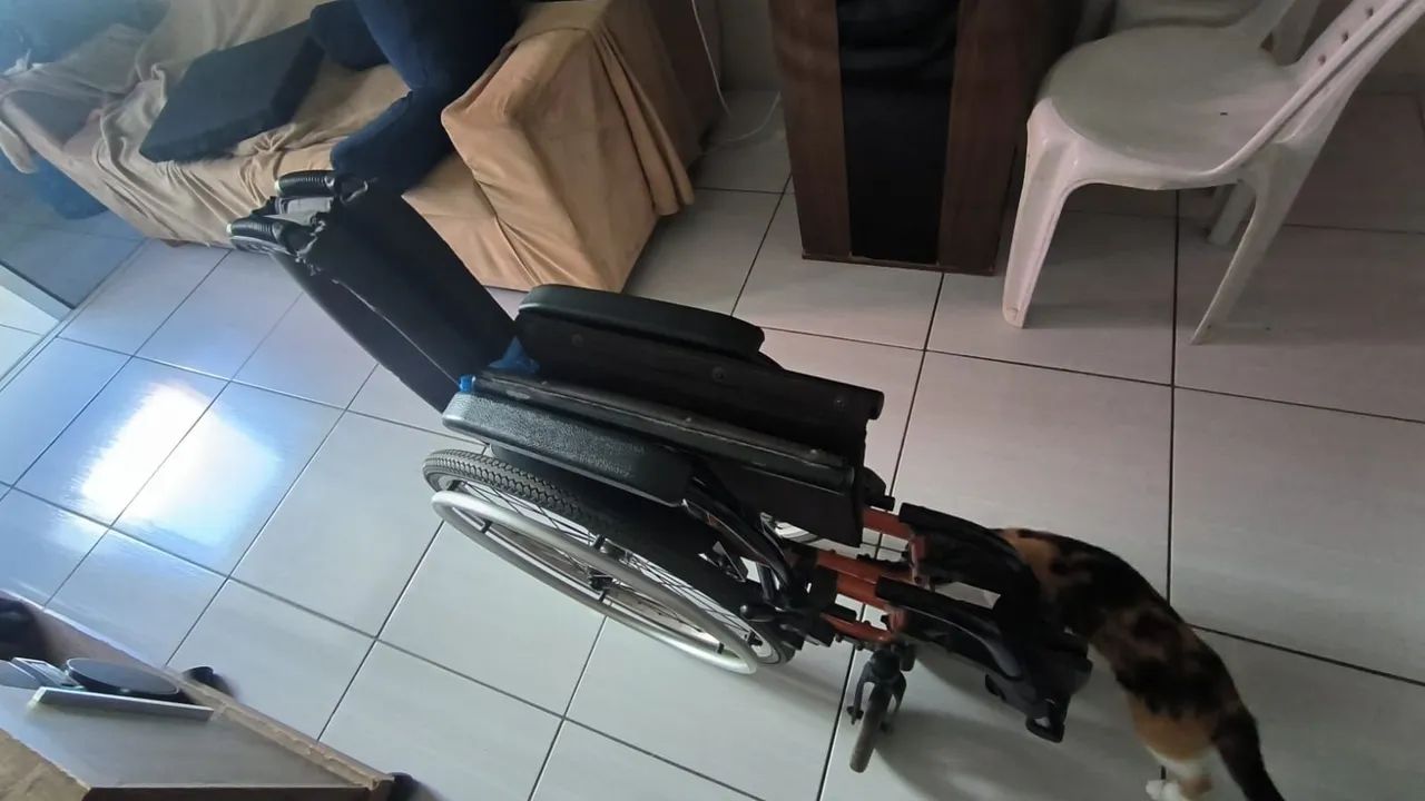 cadeira de Rodas de Alumínio com rolamentos - Foto 2