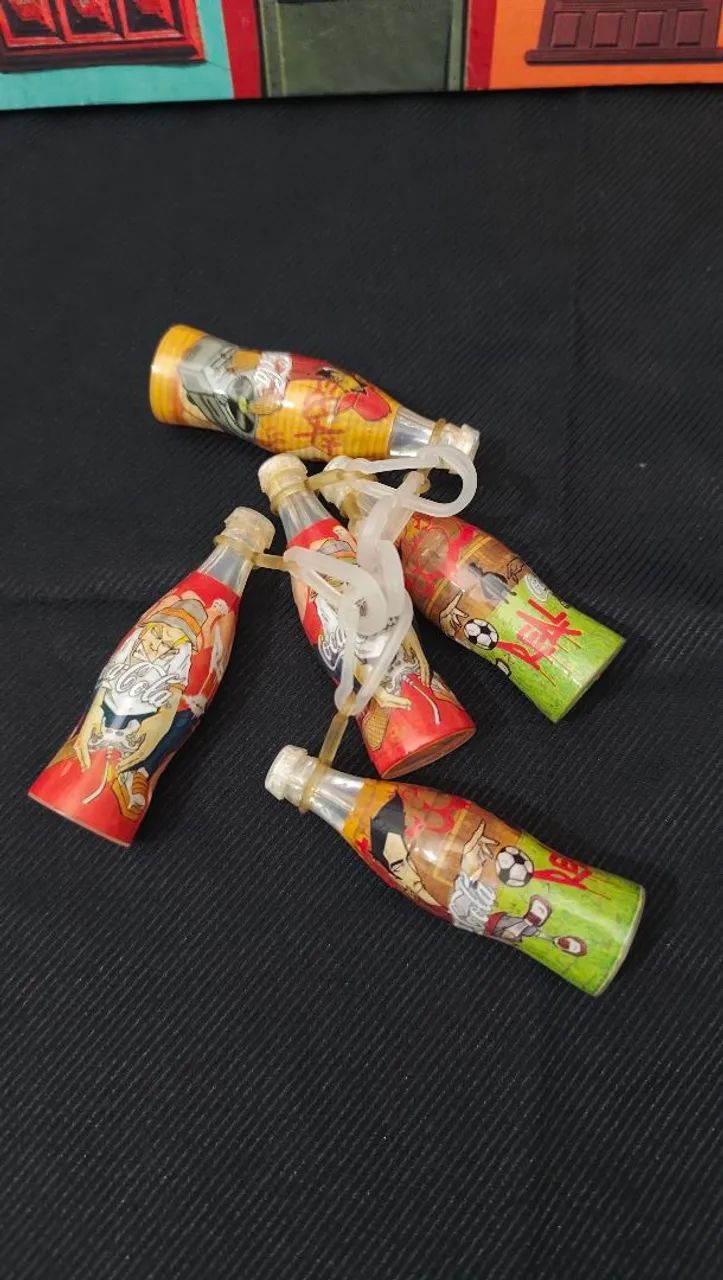 Kit com 5 Garrafinhas Decorativas Coca-Cola - Colecionáveis e Nostálgicas - Foto 4