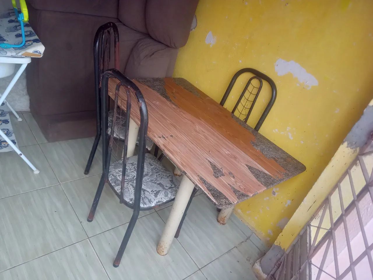 Vendo mesa de granito com 03 cadeiras.  - Foto 3