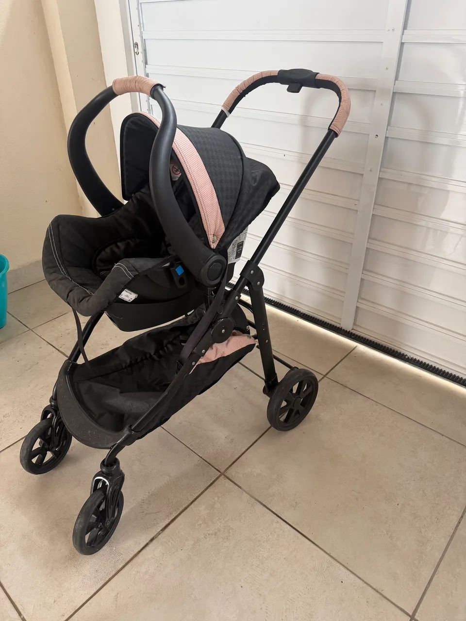 Carrinho de bebê com Bebê Conforto. - Foto 3