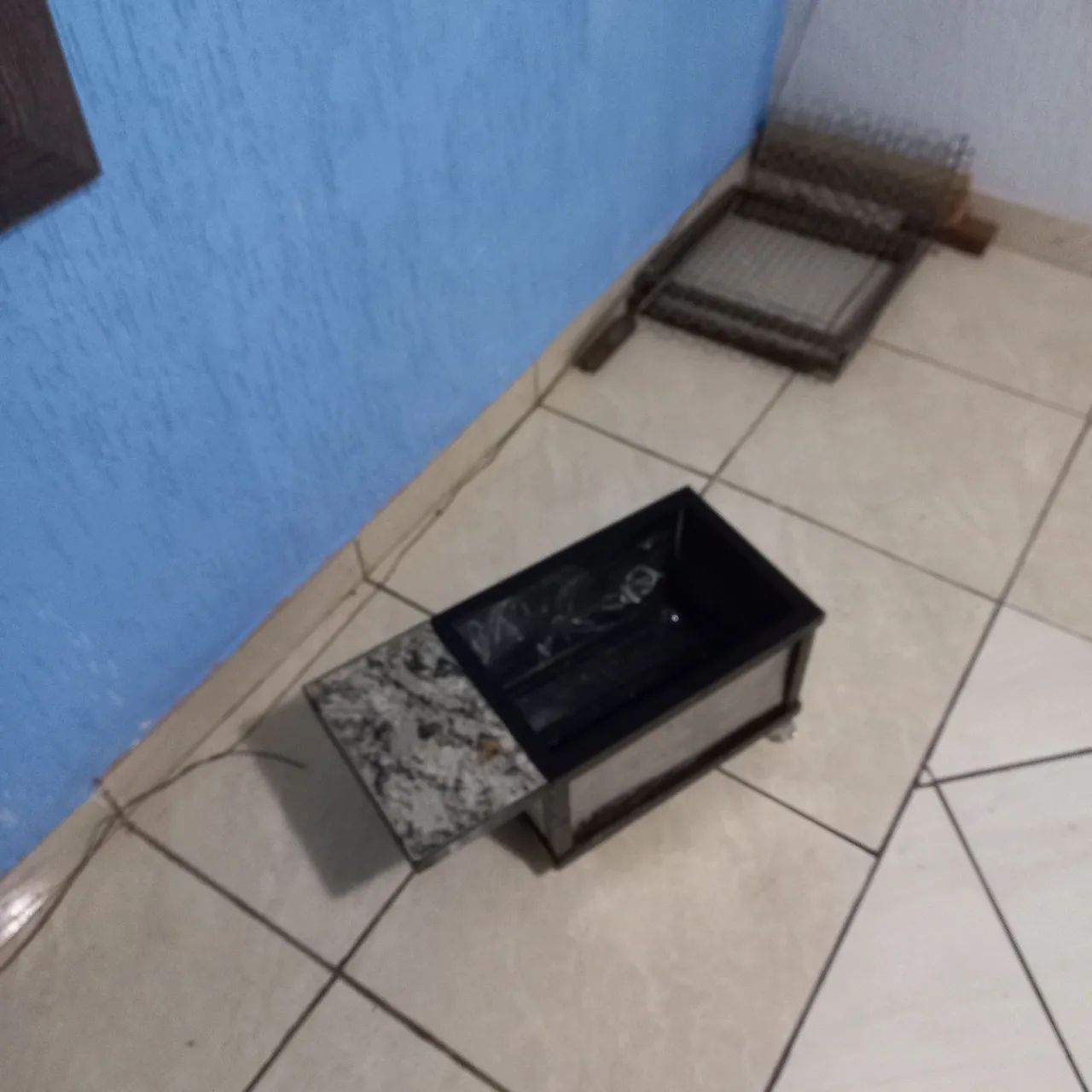 Churrasqueira com rodinhas e tabua pra carne - Foto 4
