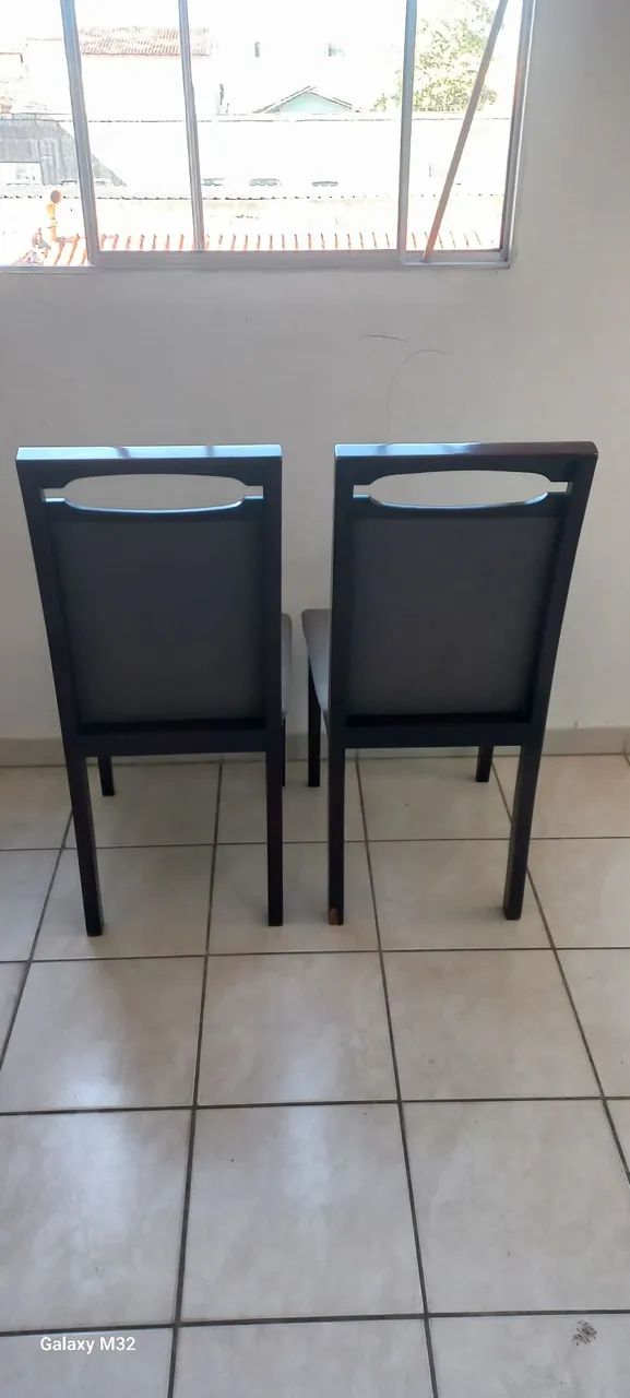 Vendo 4 cadeiras de madeira com estofado. - Foto 4