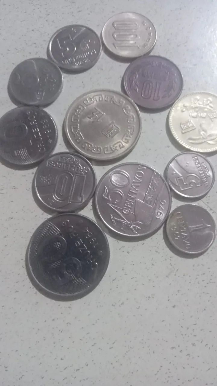 Coleção de moedas antigas. 12 moedas nacionais e estrangeiras.