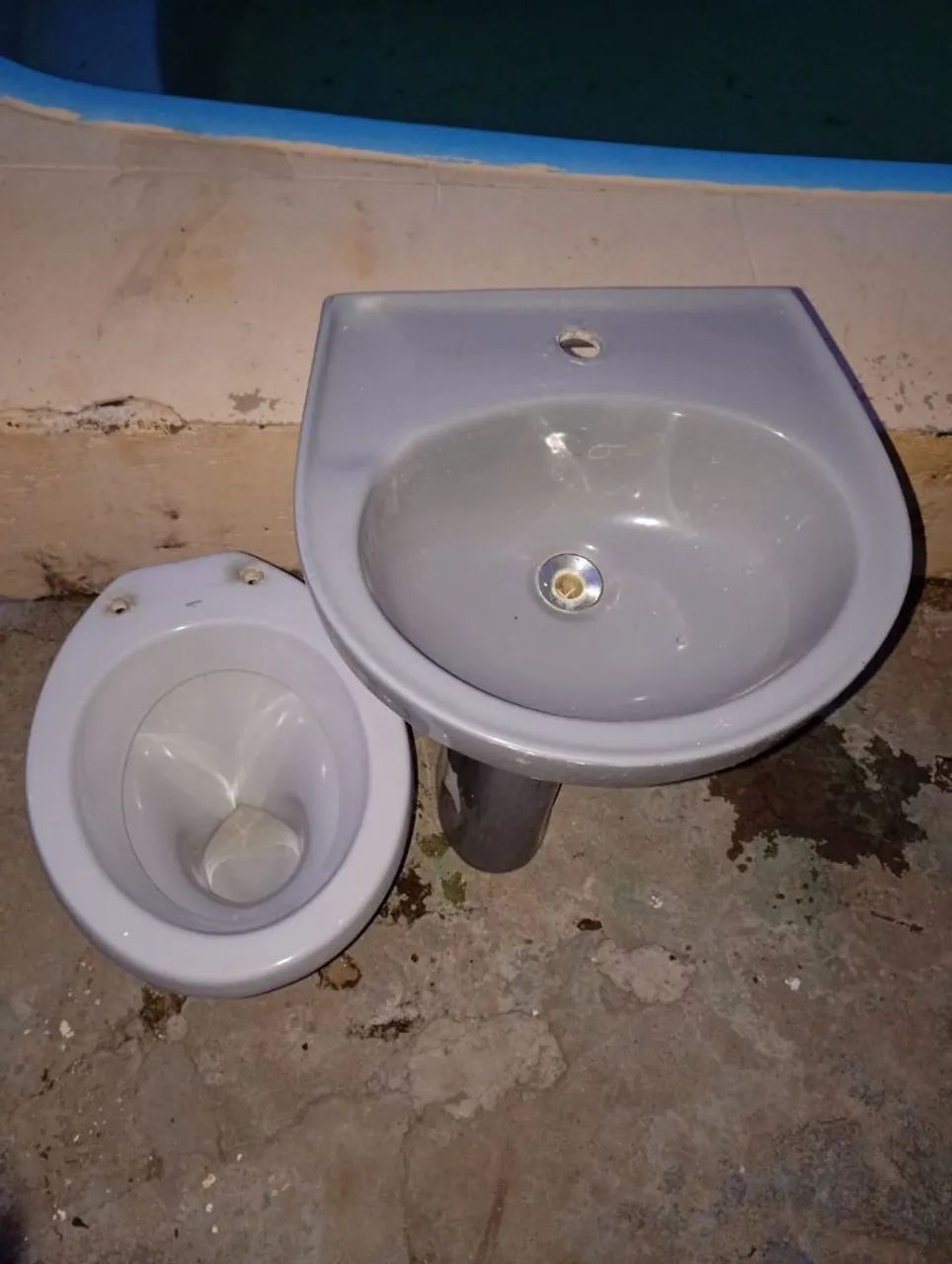 Vende um jogo de vaso sanitário completo bem conservado 