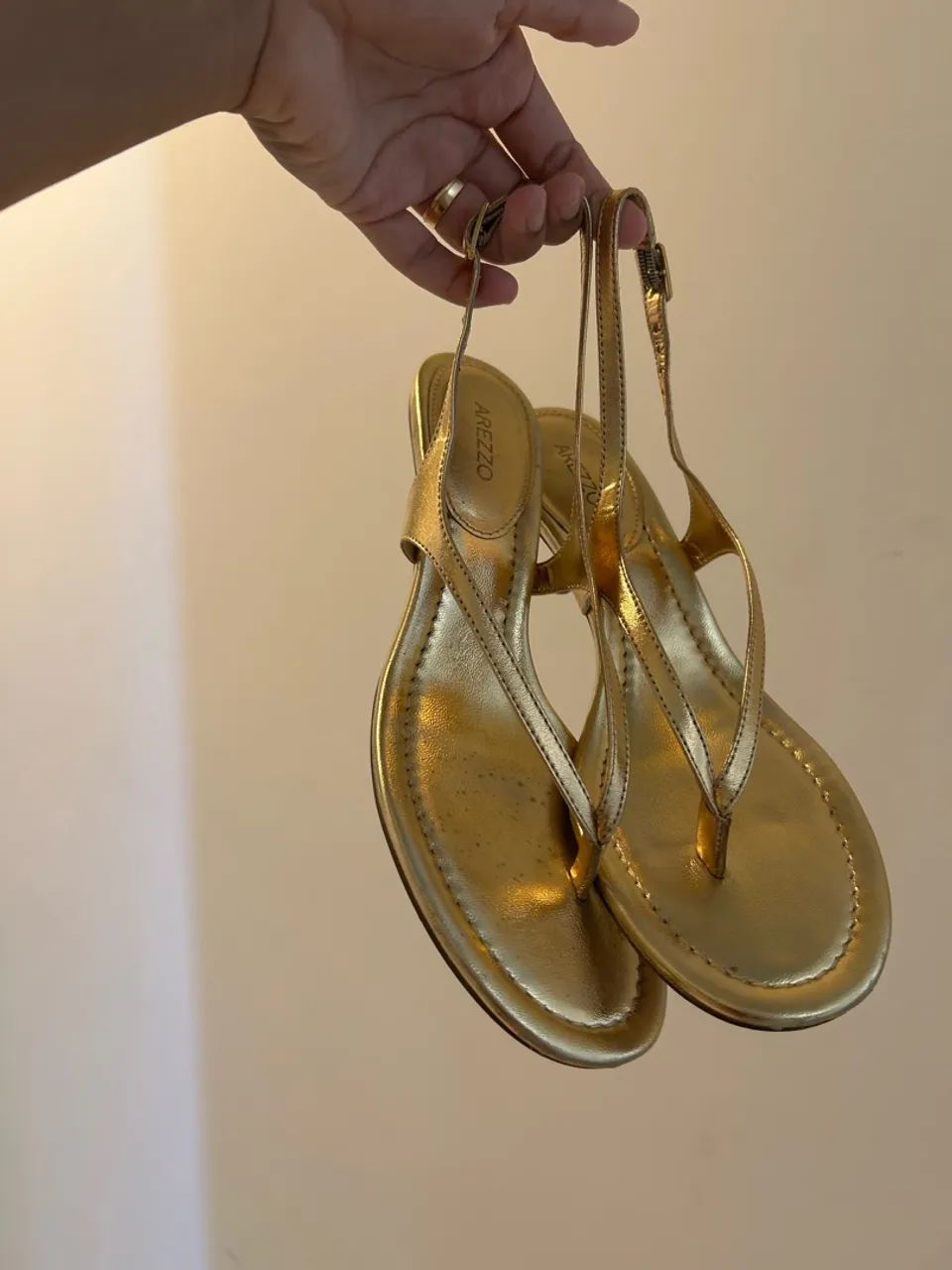 Sandalia dourada Arezzo 36