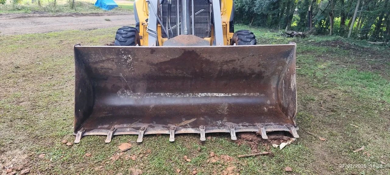 Vende-se Retroescavadeira 4x4 - 4.900h de uso - Foto 3