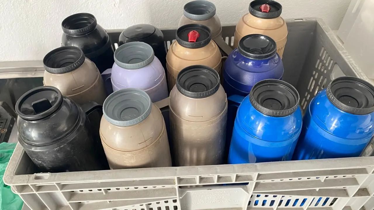 Garrafas e depositos de plasticos