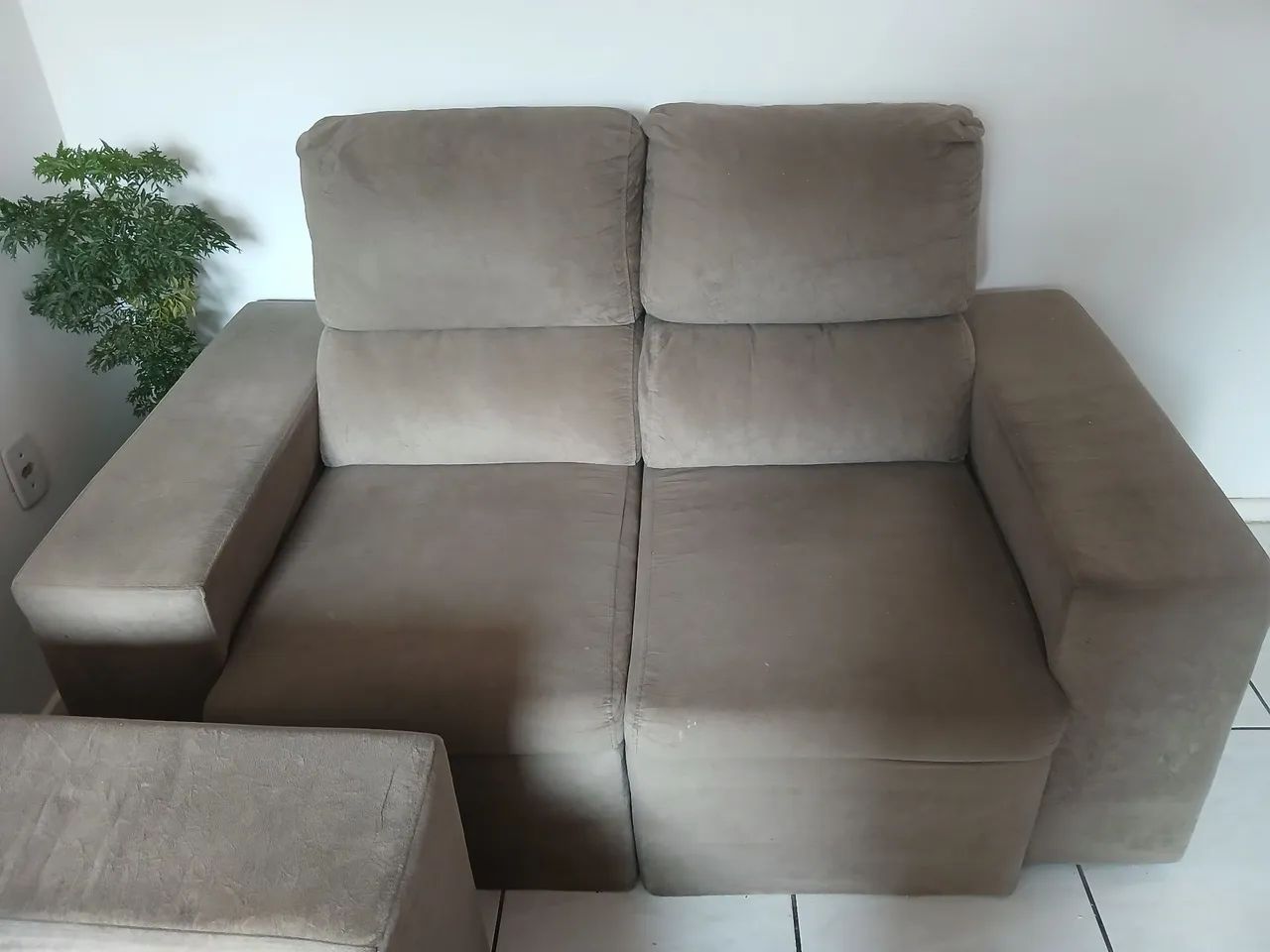 Vendo sofá retrátil de 2 lugares,motivo de espaço.