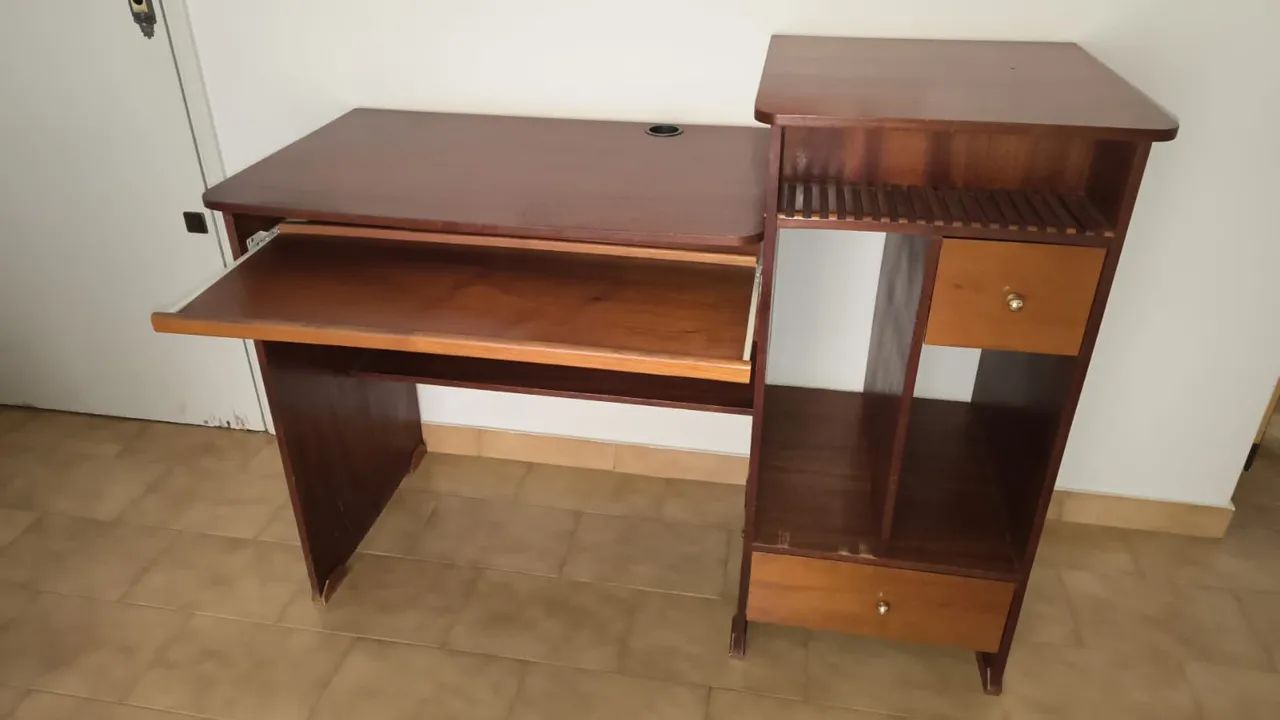 Mesa de computador em madeira 