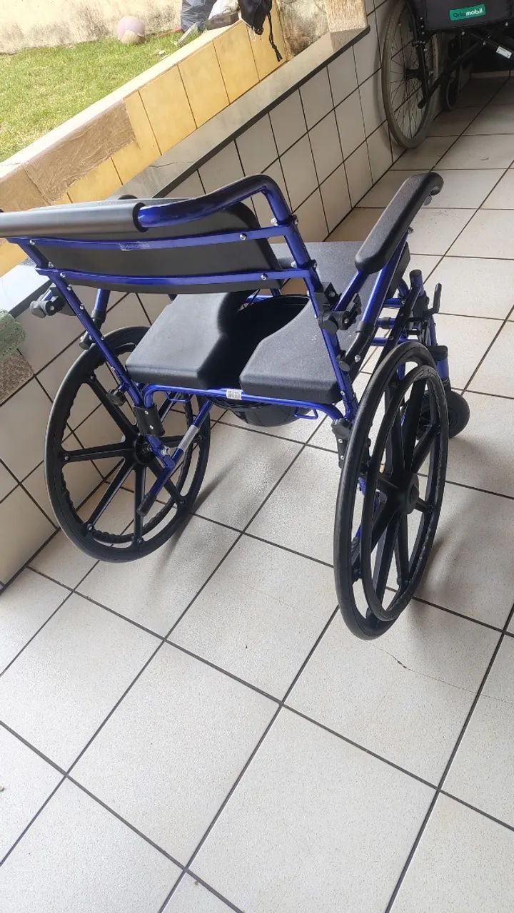 Cadeira de rodas com comadre