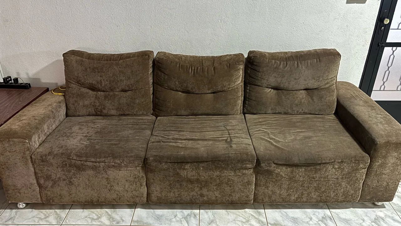 Sofá fixo 3 lugares marrom 