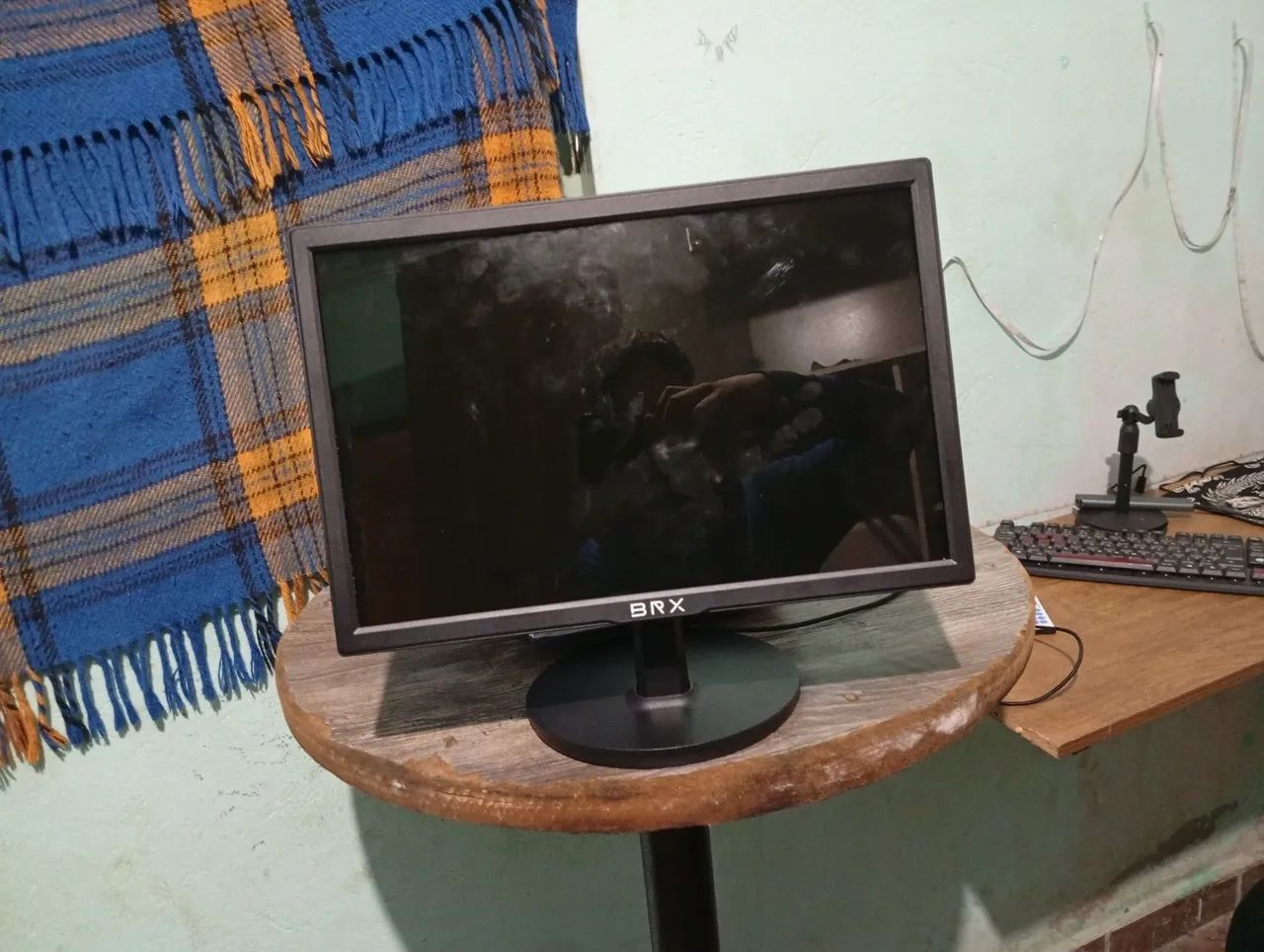 Monitor e um cabo espelhamento - Foto 3