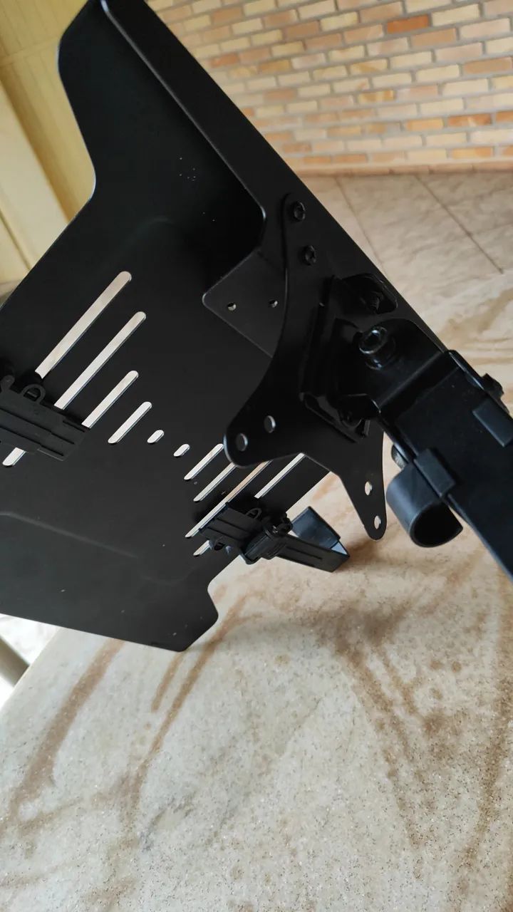 BRAÇO ARTICULADO PARA DOIS MONITORES COM BANDEJA PRA NOTEBOOK  - Foto 4