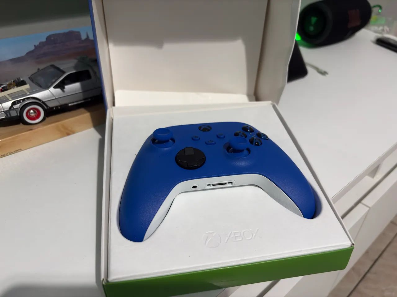 Controle de Xbox azul na caixa