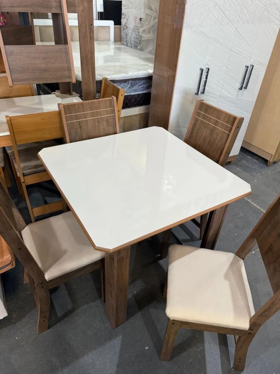 Mesa com 4 cadeiras - entrego hoje 