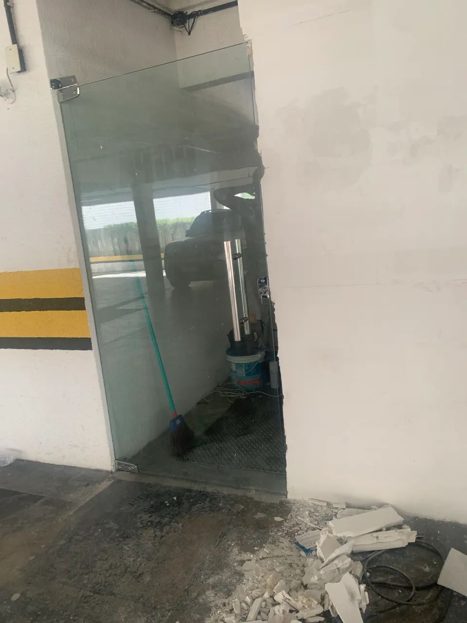 Portas de vidro temperado usadas já com instalação. - Foto 6