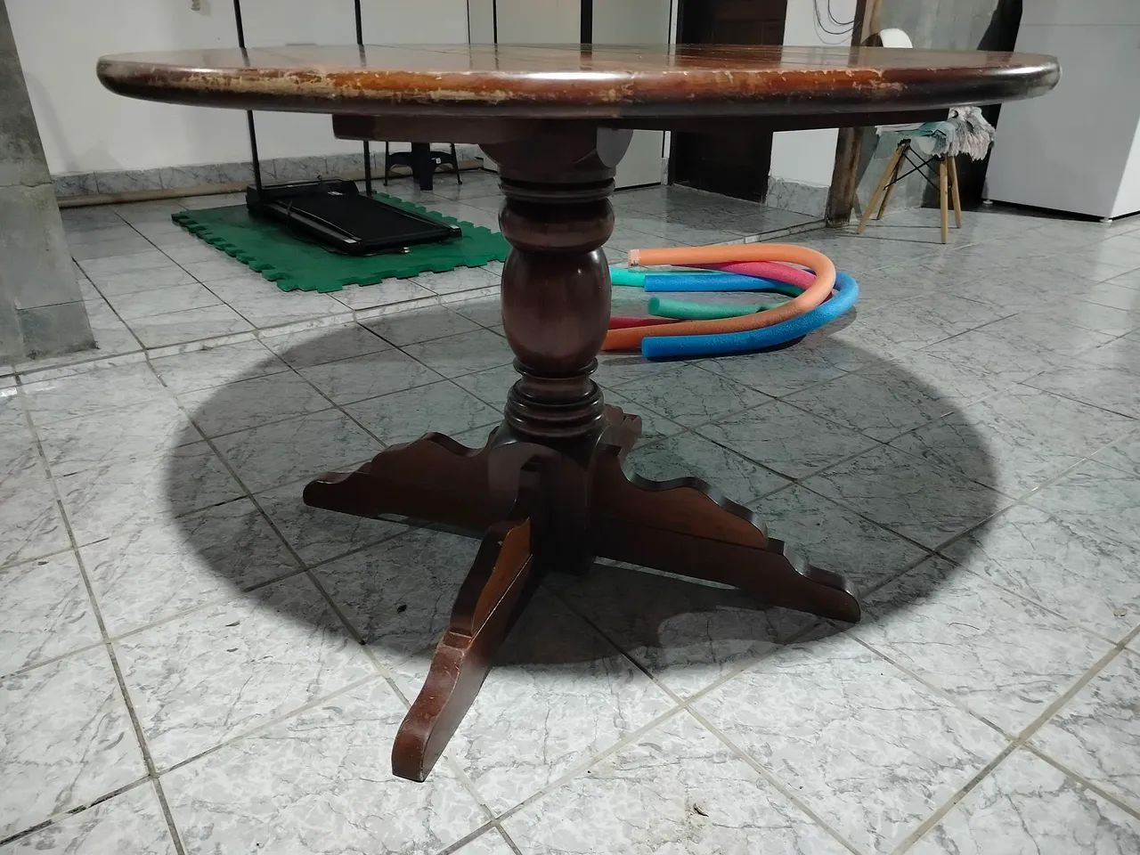 Mesa redonda de madeira 1,1565153864594179124