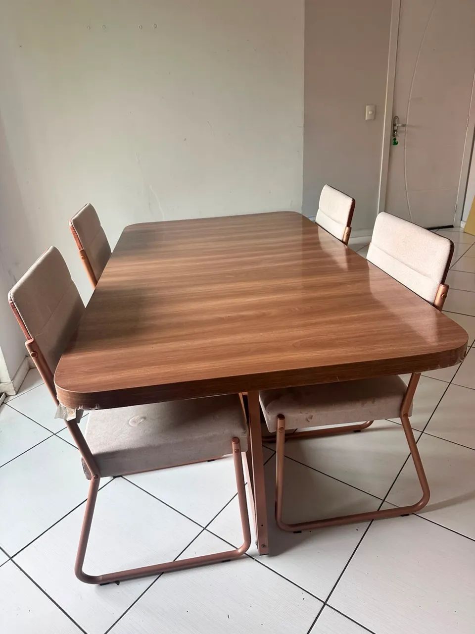 Mesa moderna com 6 cadeiras