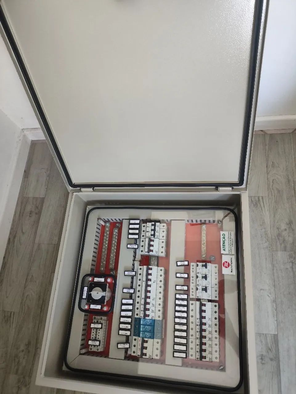 Quadro de distribuição elétrica médio Completo460258558493347845