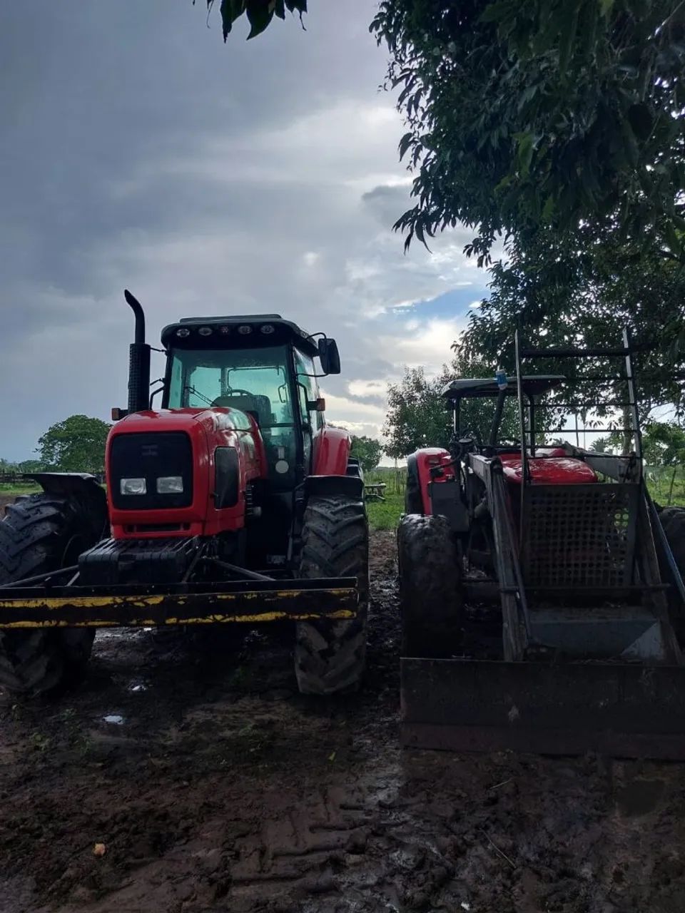 Tratores agrícolas e implementos a venda