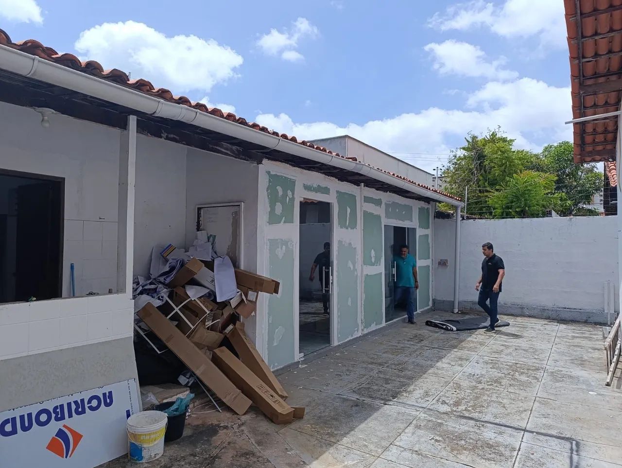 Prédio térreo comercial na Lagoa com 8 salas e estacionamento