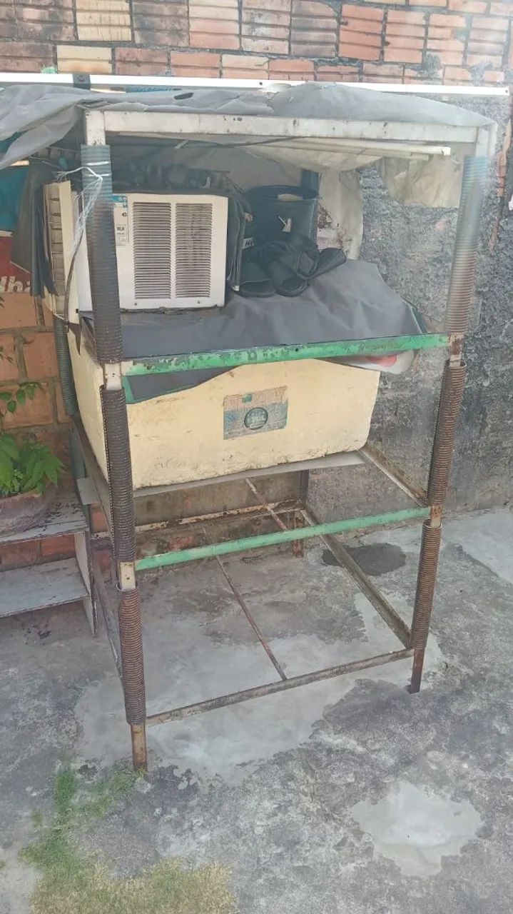 Duas prateleira de ferro.