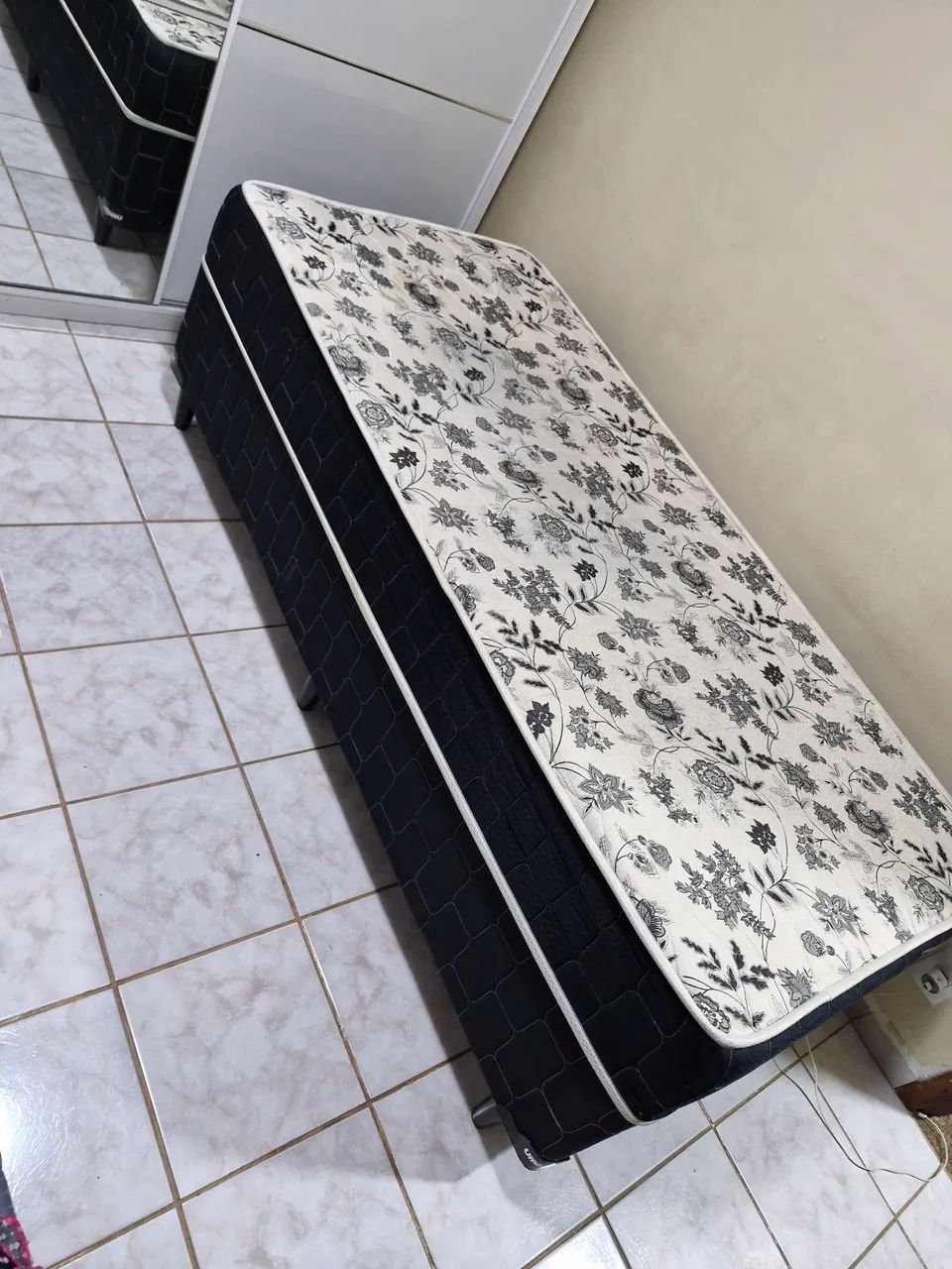Vende-se 2 camas box de solteiro  - Foto 2