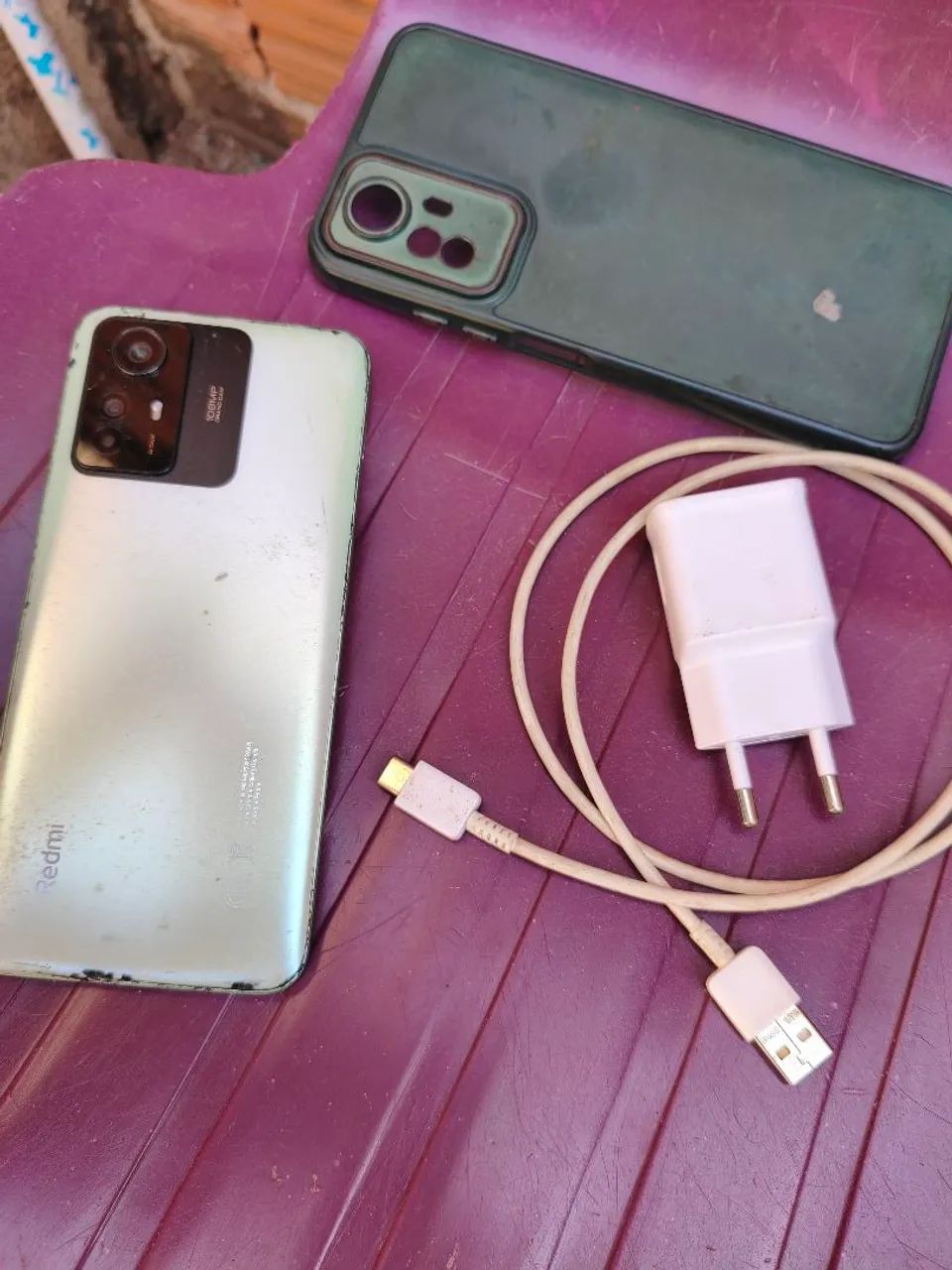 Vende se celular, algumas marcas de uso devido a capinha,porém em perfeito estado