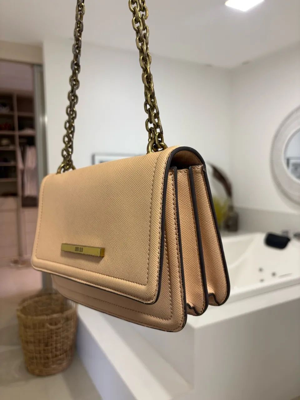Bolsa Santa Lolla bege com corrente dourada - tiracolo a alça é longa  - Foto 2