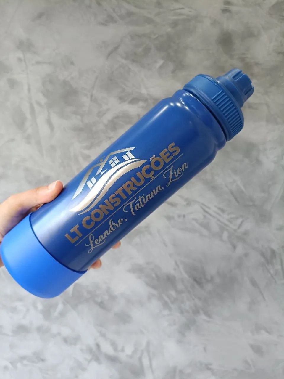 Garrafa térmica com 800ml personalizada com gravação a laser - acompanha base d proteção 