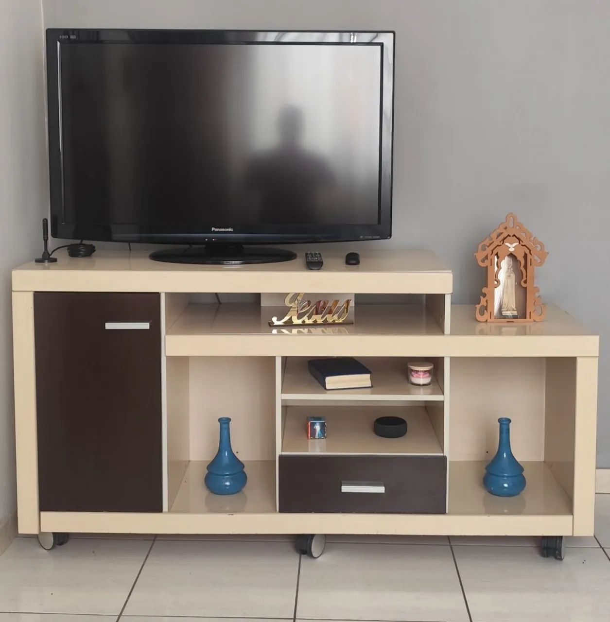 Rack Moderno Bege com Marrom - Perfeito para a sua Sala!