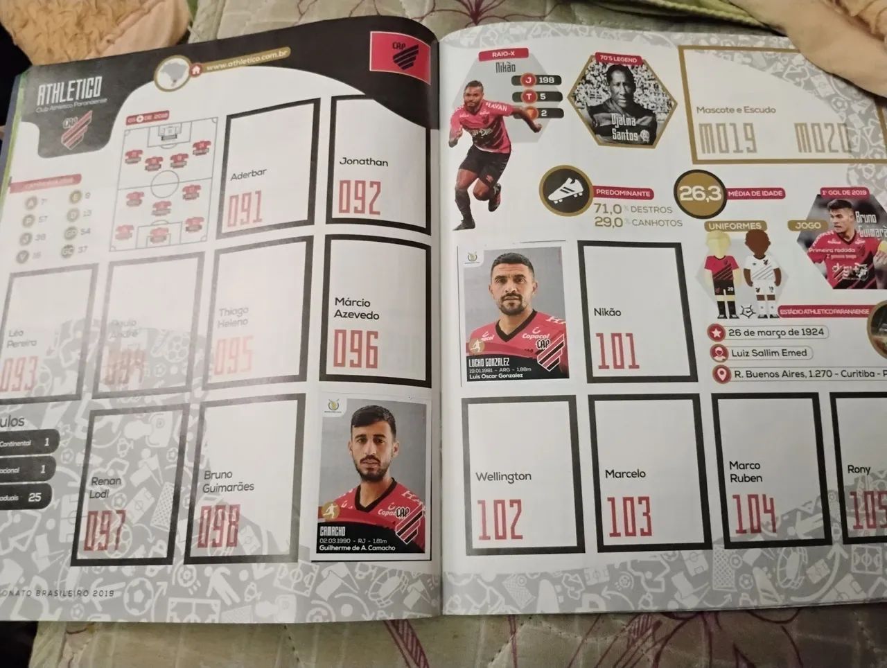 Álbum Panini brasileirão 2019 com seis figurinhas coladas  - Foto 2