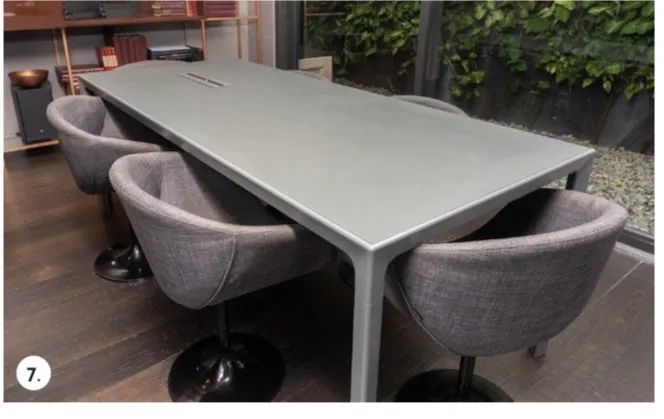 Mesa de trabalho em alumínio e vidro cinza 