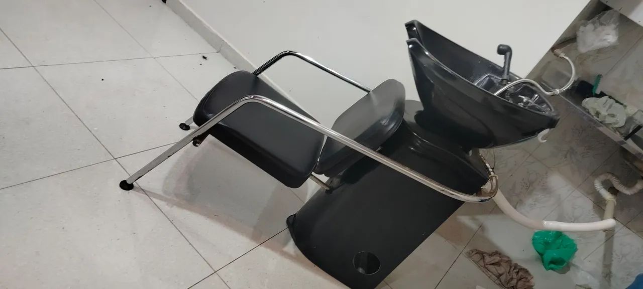 Lavatório cadeira 2 carros auxiliares e 3 bancos 