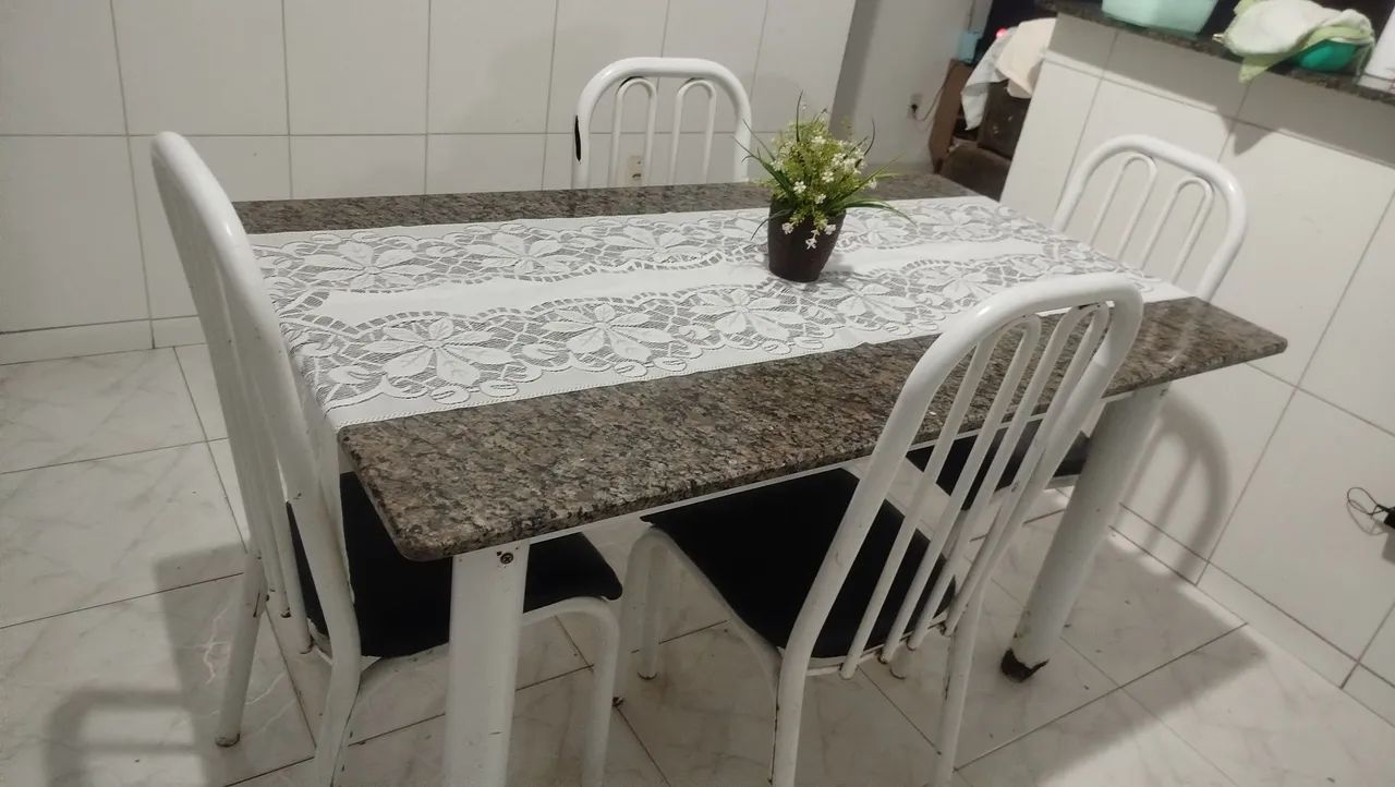 Mesa com 5 cadeiras 