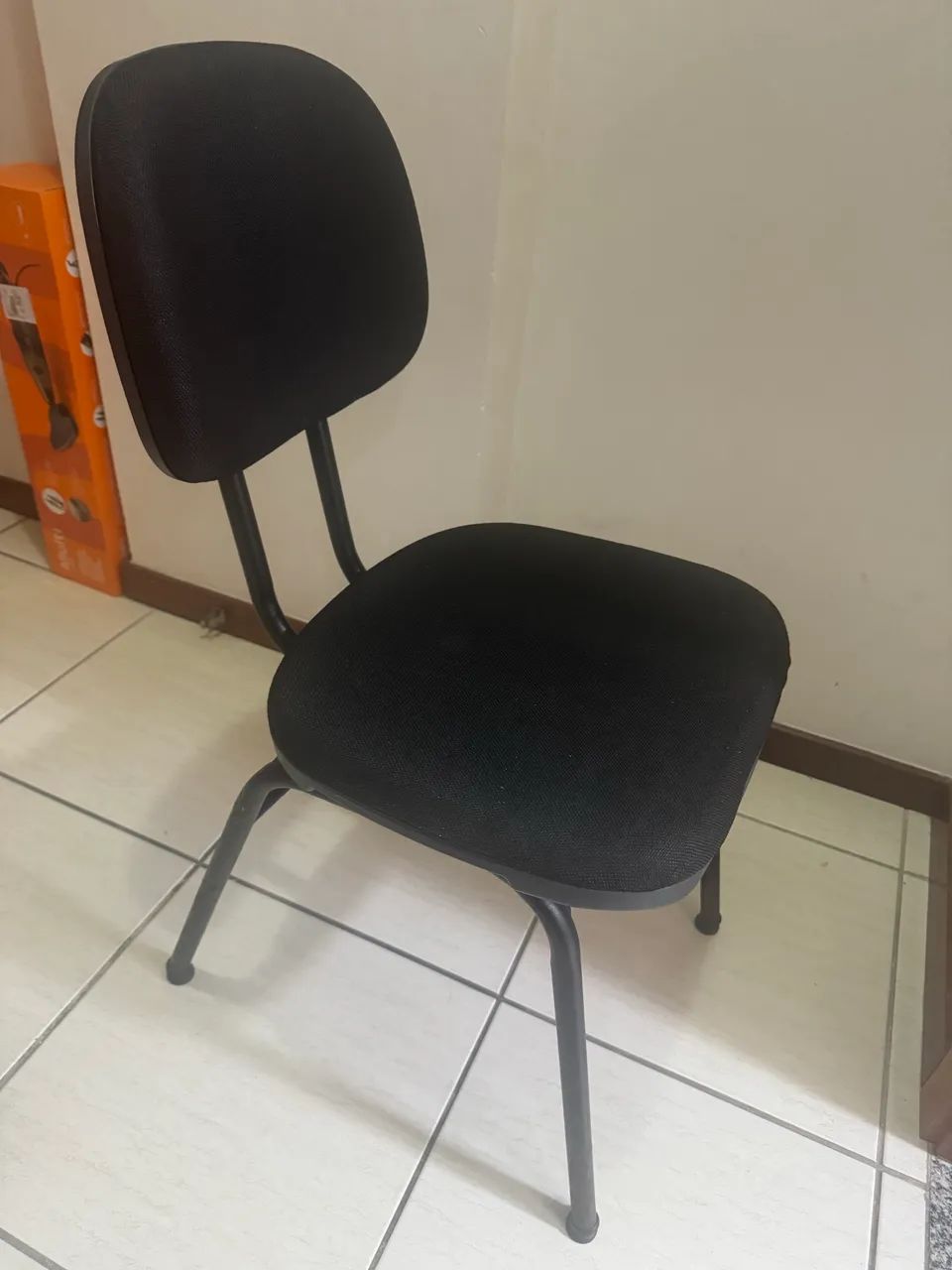 Cadeira fixa almofadada