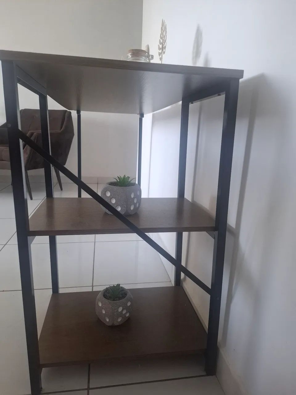 Escrivaninha com prateleiras super conservada - Foto 2
