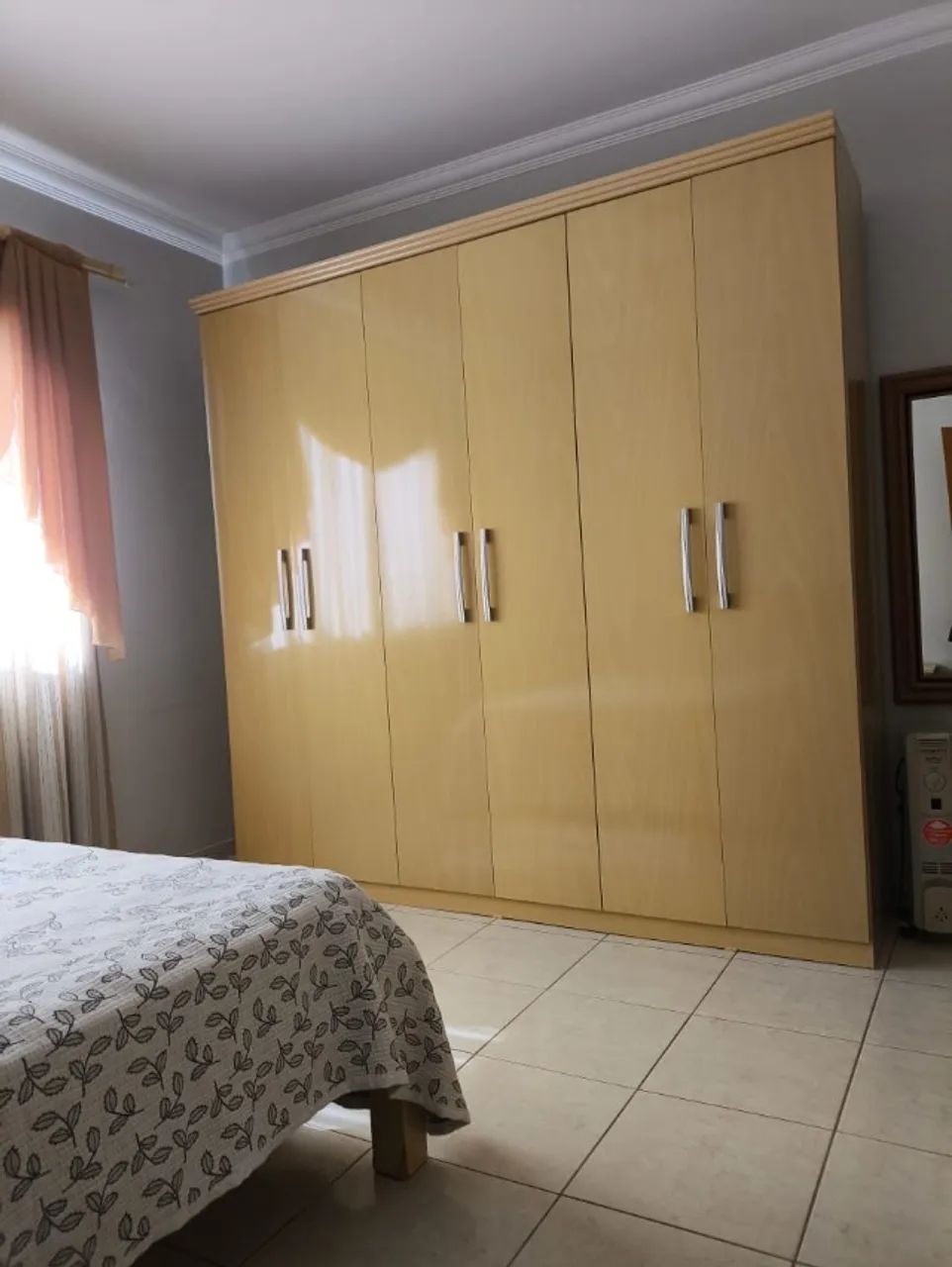 Quarto de Casal Completo com Guarda-Roupa, Cama, Colchão, cômoda e Criados - Ótimo estado